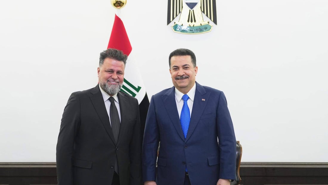 مهند محسن ومحمد عبدالجبار وعدد من الفنانين في مكتب السوداني