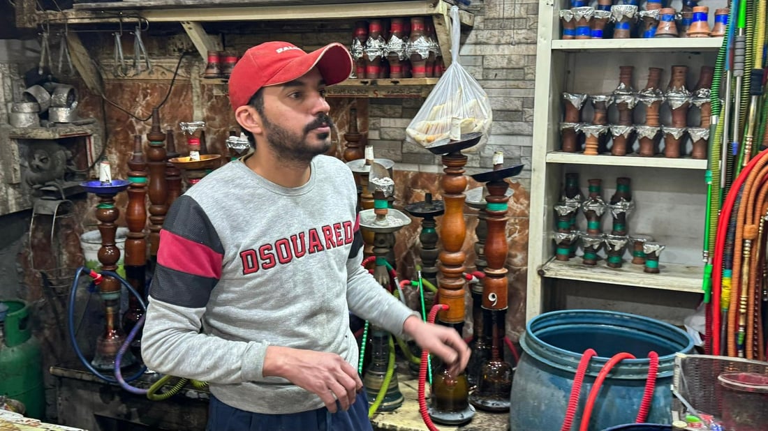 “عيطة” أشهر أسطة أراكيل في الزبير.. زبائنه تكفلوا بزواجه وأدمنوا خلطته! (صور)