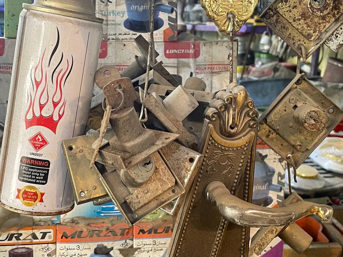 آخر مُصلحي الأقفال في مدينة الصدر: نجمع أكثر من مهنة لنواجه “الصيني”