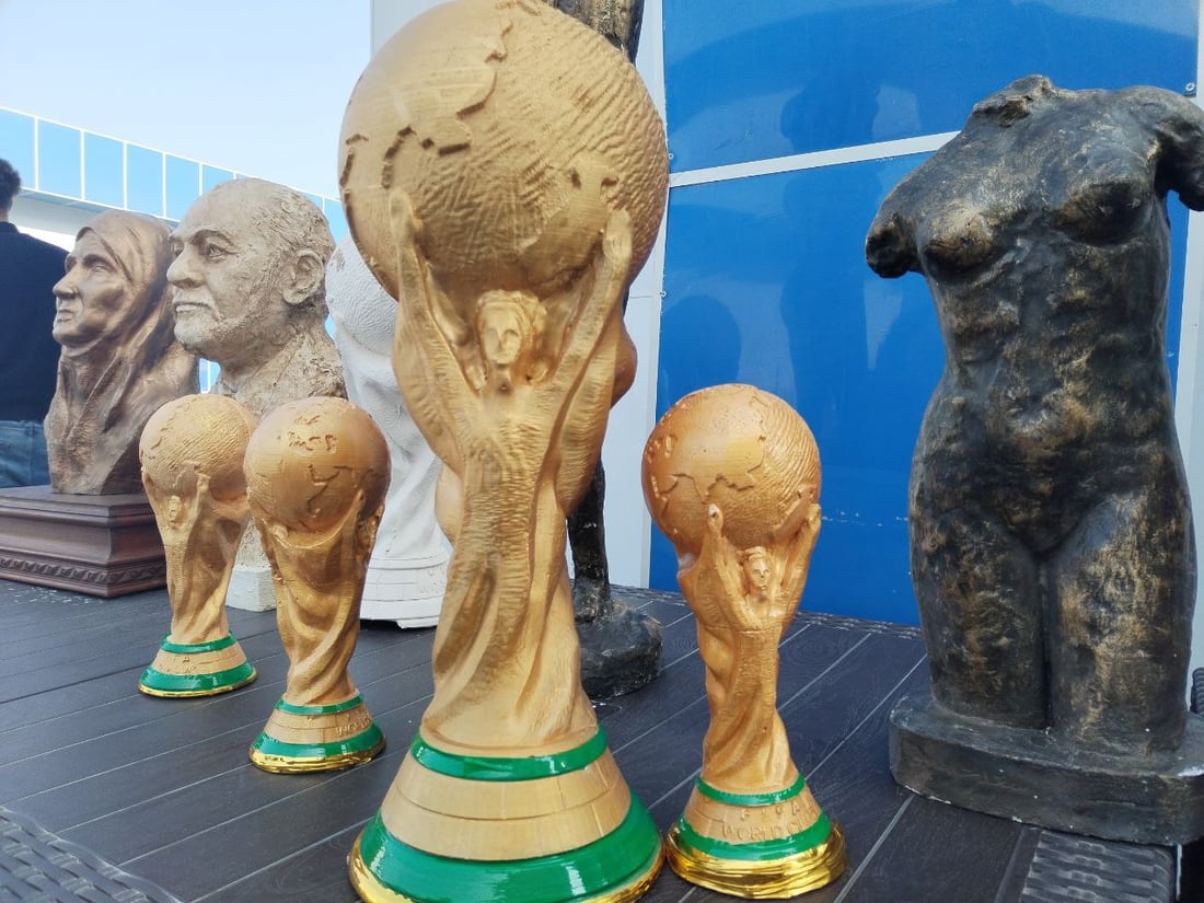 كأس العالم في أبو غريب.. نحات يجسد شغف العراقيين بالمونديال