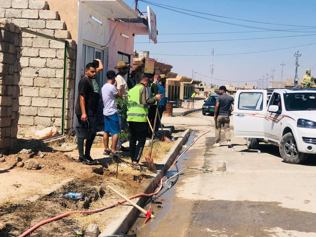 صور: عشرات الشباب يزرعون السبحبح في شوارع البعاج.. “نريد الأوكسجبن والظلال”