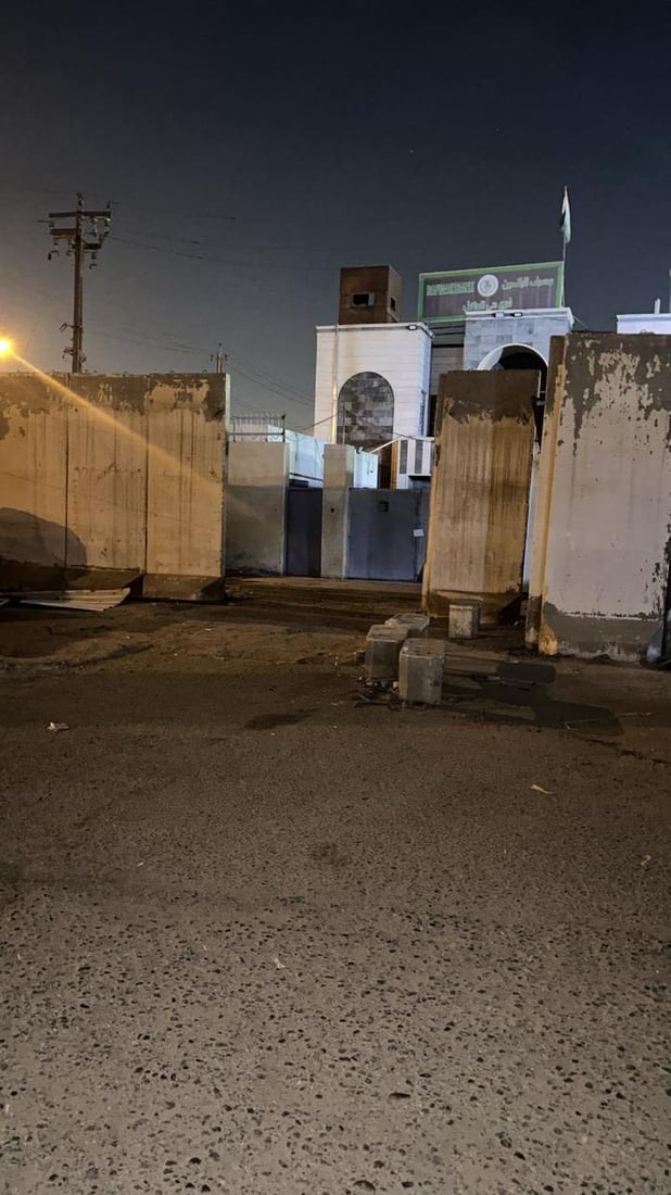 الآن.. العمليات ترفع الكتل الكونكريتية المحيطة بمصرف الرافدين في الكرخ