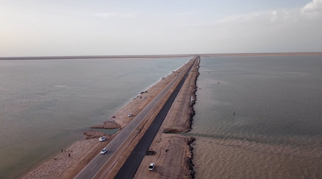 يا أهل الكوت.. أسرعوا نحو زوارق هور الشويچة والشط سيختفي في أي لحظة