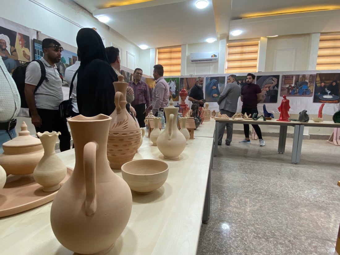 إبهار بصري.. نقش على الخشب وفخار وتماثيل في معرض معلمي الناصرية (صور)