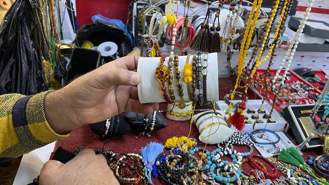 أبو عباس بائع السبح المتجول في سوق العشار يخبرنا عن محتويات حقيبته (صور)