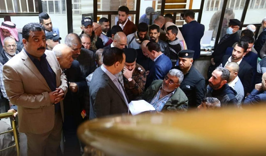 طوابير الموصليين في “طابو الأيسر” لا تنتهي والمحافظ يتدخل