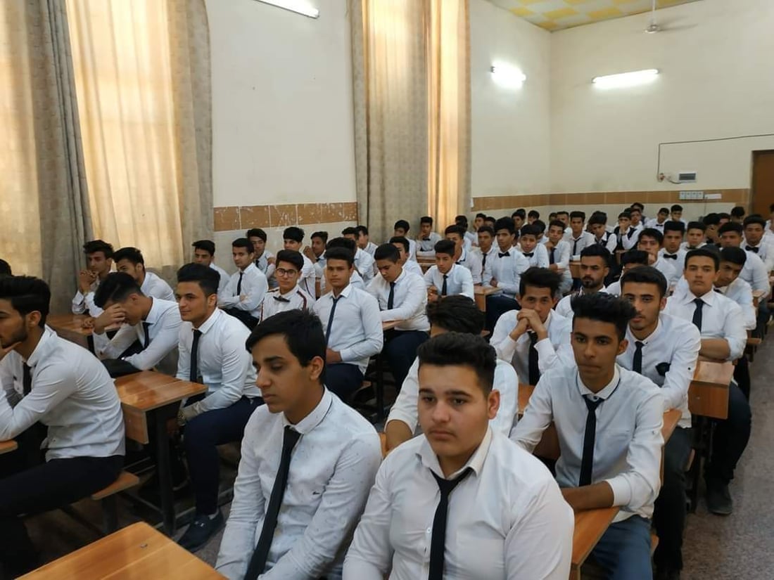 الهاشمية: مدير مدرسة يطرد طالباً لعدم ارتدائه ربطة عنق! (صور)