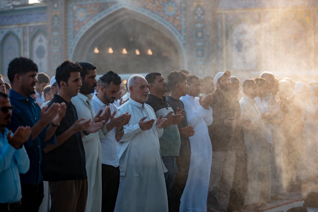 الآلاف تجمعوا في كربلاء.. صور من صلاة العيد بين الحرمين