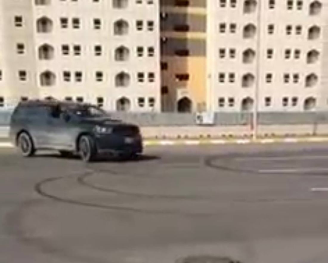 صور: هواية “التفحيط” ترعب سكان بسماية.. دوريات وحواجز لضبط “المجانين”