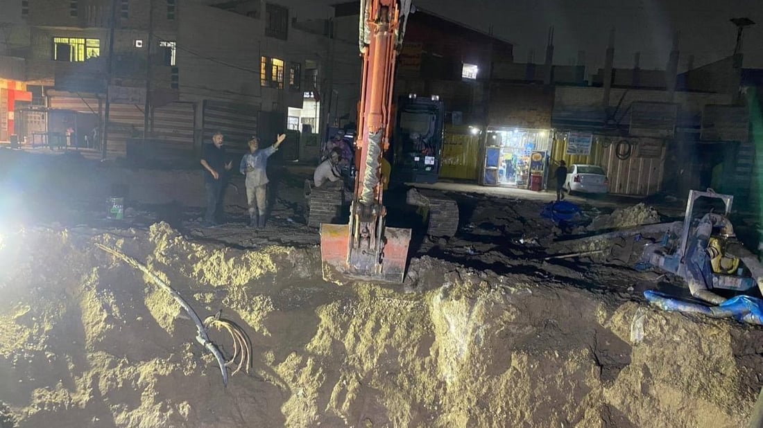 كسر مفاجئ يتسبب بانقطاع الماء عن معظم مناطق الرصافة (صور)