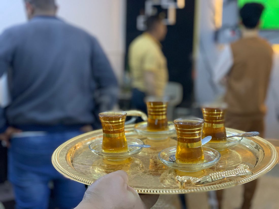 بغداد: مقهى “دلّة” في مجمع النجمة.. ركن للشباب أسسه مهندس ينتظر التعيين