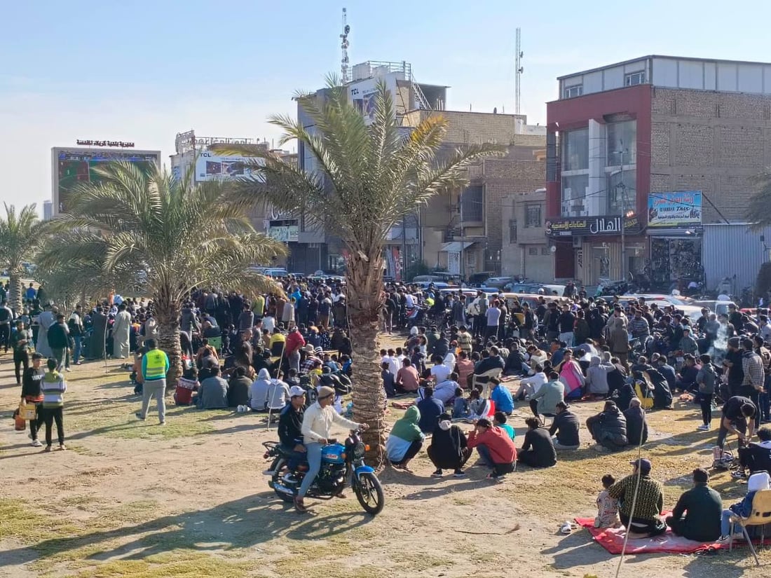 جماهير كربلاء تشاهد مباراة العراق وفيتنام عبر الشاشات العملاقة في حي رمضان (صور)
