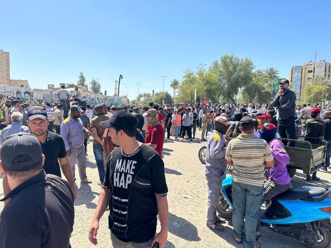 صور من فلكة الساعة في الديوانية.. تظاهرة حاشدة تطالب بتعديل سلم الرواتب