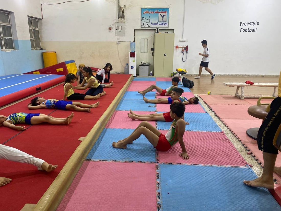 كابتن نوار يدرب أطفال البصرة لذهبية آسيا.. مرح وقساوة في قاعة الجمباز (فيديو)