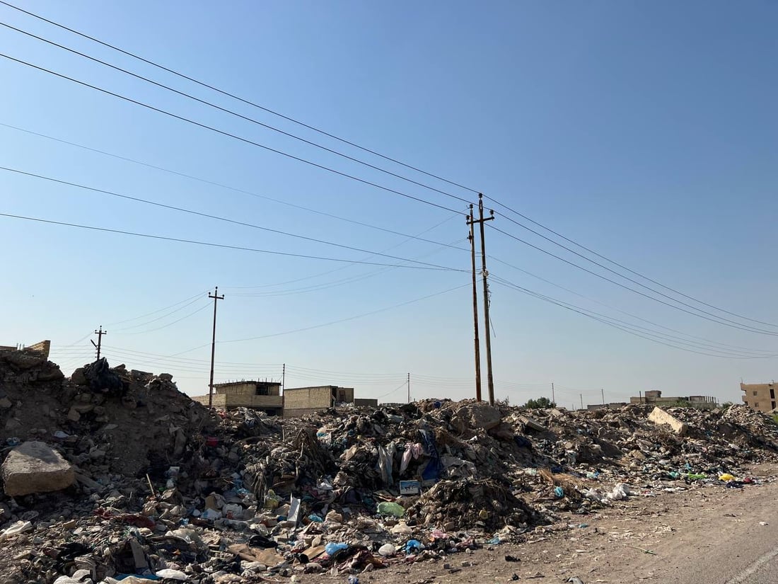 صور: الرستمية تحولت إلى “مكب كبير”.. القمامة تداهم سياج الكلية العسكرية!