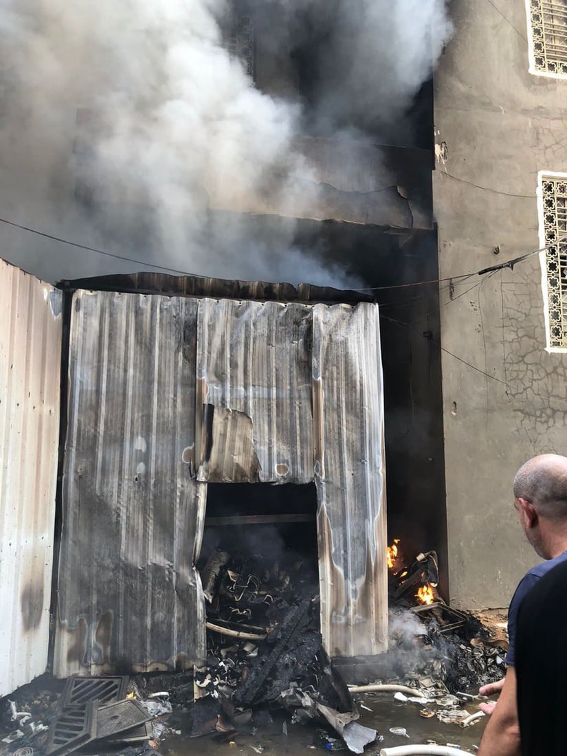 صور: الدفاع المدني يخمد حريقاً اندلع داخل بناية تجارية في بغداد الجديدة