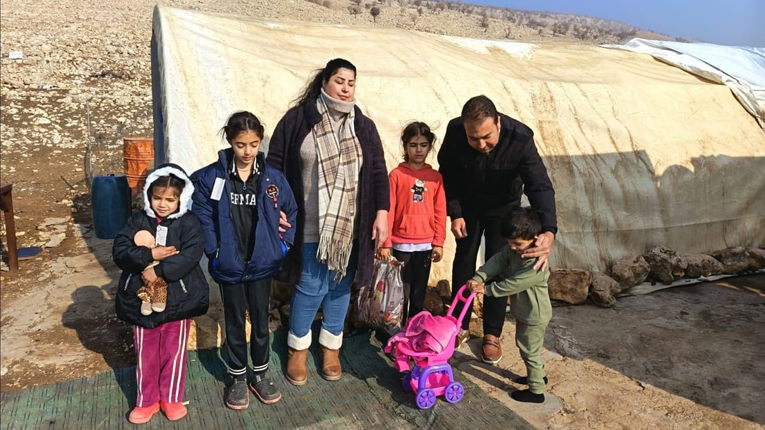 ژنە خۆبەخشێکی ئێزدی دیاری و هاوکاری گەیاندە منداڵە ئاوارەکانی کەمپی سەر چیای شنگال