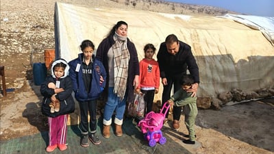 ژنە خۆبەخشێکی ئێزدی دیاری و هاوکاری گەیاندە منداڵە ئاوارەکانی کەمپی سەر چیای شنگال