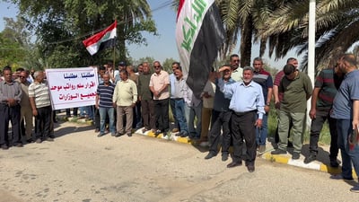 “أم رويدة” ترفض مغادرة معمل النسيج.. تظاهرة في الديوانية ضد إعادة الهيكلة (صور)