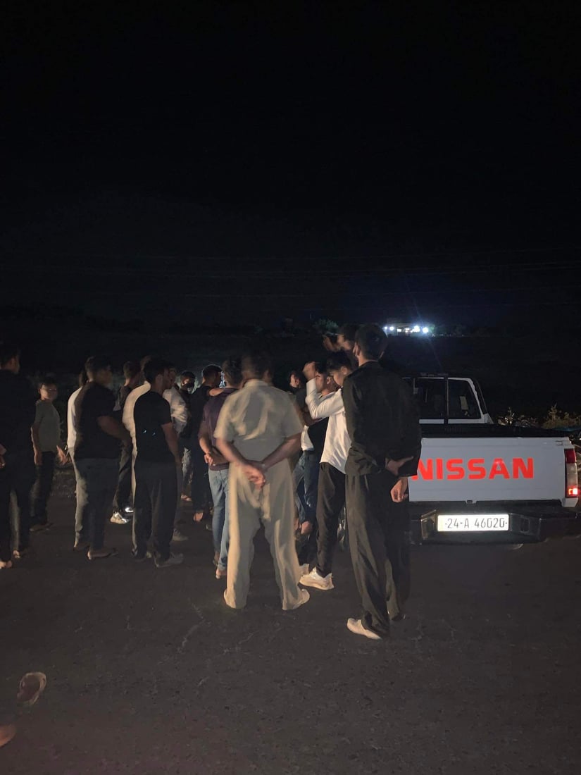 دانیشتوانى گوندێک رێگرى لە بارهەڵگرەکان دەکەن