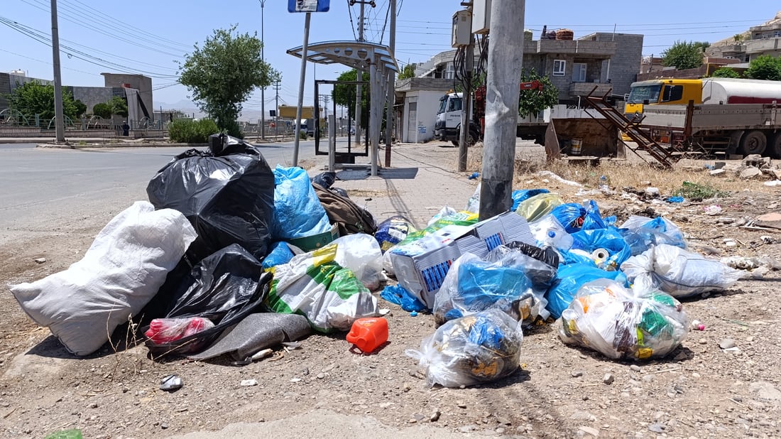 خۆڵ و خاشاکێکی زۆر لەکۆڵان و بەردەم ماڵەکانی سەیدسادق کۆبووەتەوە