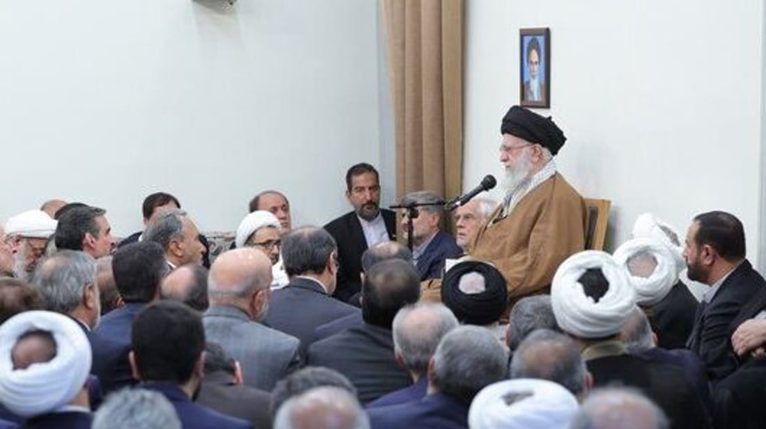 100 برلماني عراقي يقلدون آية الله خامنئي في مجلس النواب الجديد