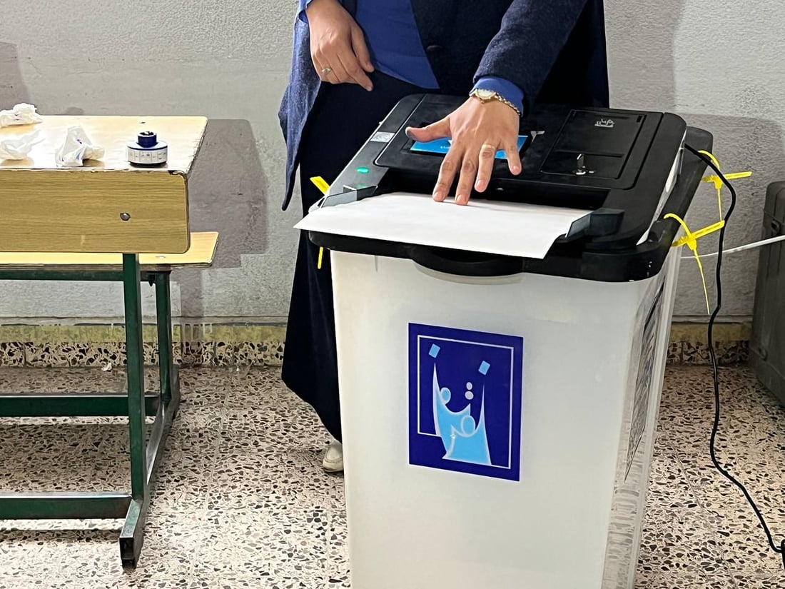 صور الاقتراع العام.. شوارع “عنة” خالية إلا من دعايات المرشحين