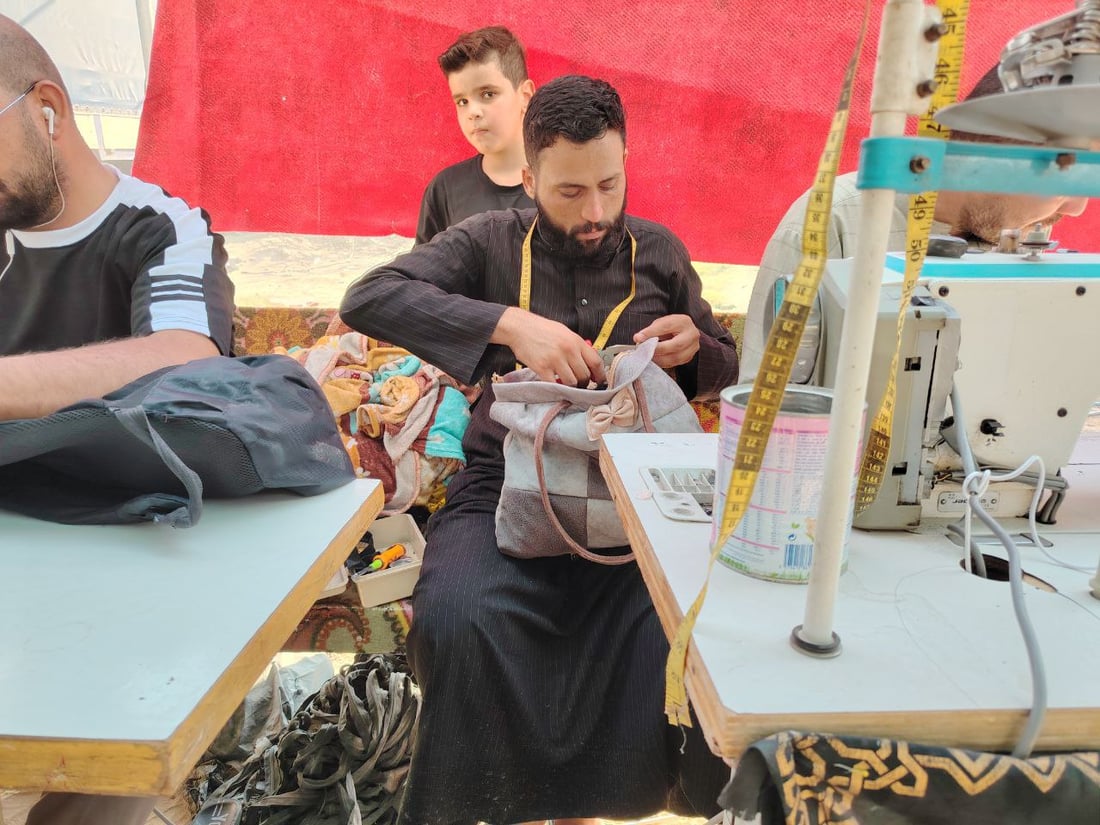 خياطو المشخاب نشروا مكائنهم على طريق المشاية.. خدمة مجانية لإصلاح الحقائب والملابس