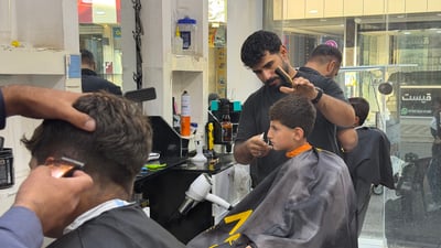 بەبێ بەرامبەر سەرتاشخانەیەکى خورماڵ سەرى قوتابیان چاک دەکات