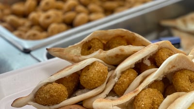 ” نەفەر هەیە بە جارێک حەوت لەفەی فەلافلی خواردووە”