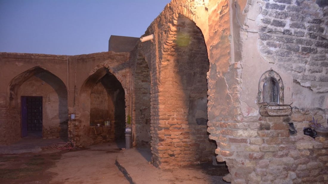 تحول إلى كراج سيارات.. باحث يطالب الحكومة بإعمار خان الضلوعية العثماني (صور)