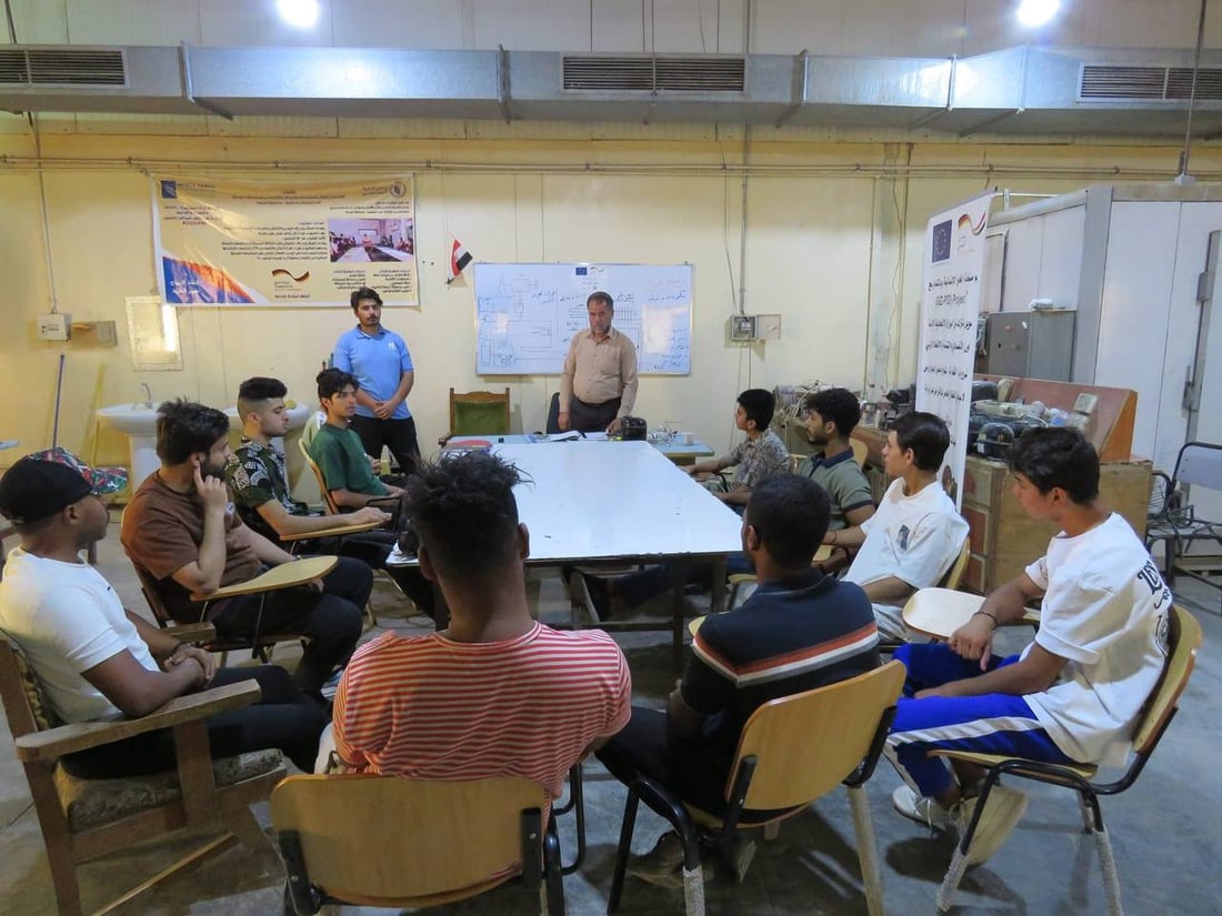 صور: 15 شاباً يتعلمون تركيب وصيانة السبالت في ورش الحكومة
