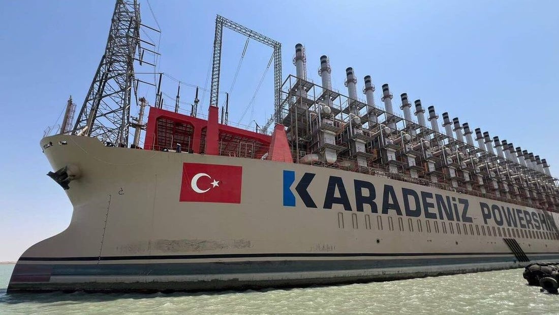 عامل عراقي يشنق نفسه على متن باخرة الكهرباء التركية في خور الزبير