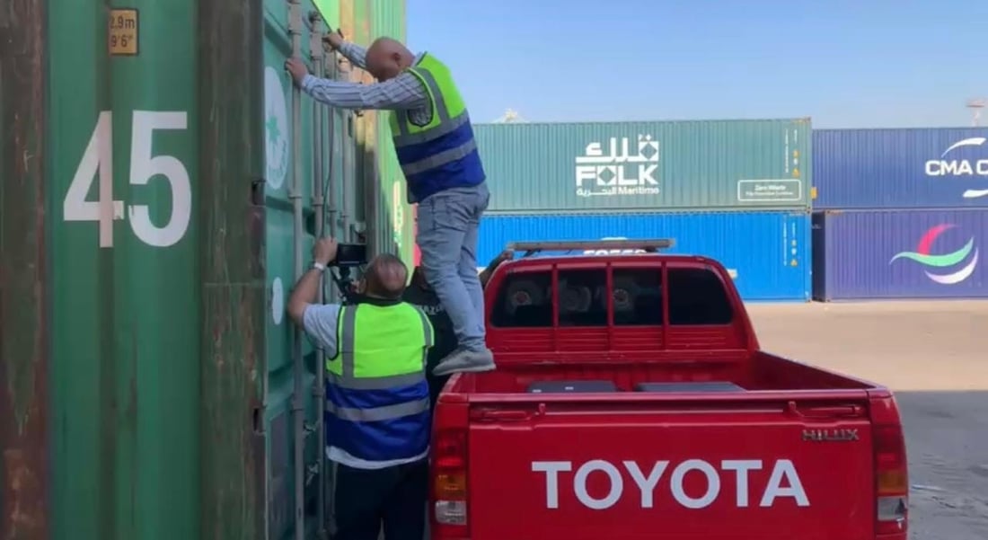 “عملية استباقية” للكمارك في ساحة الترحيب.. فحص وتحليل الحاويات بالأشعة