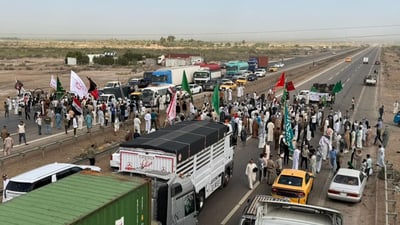 عشائر الشوملي تغلق الطريق الدولي احتجاجاً على شح المياه.. رد من مدير الناحية (صور)