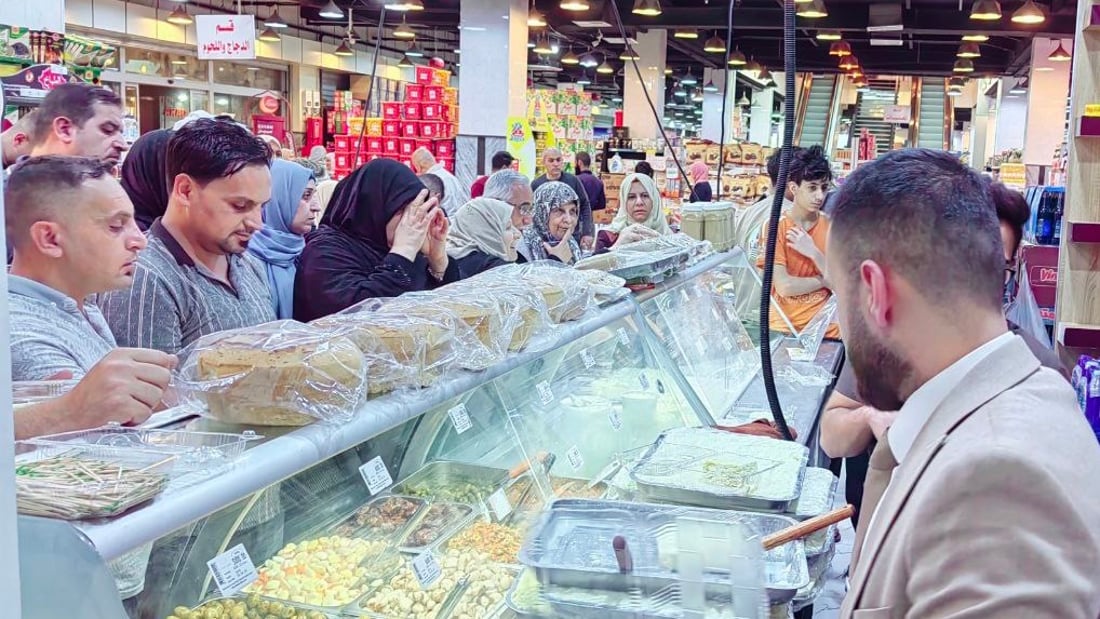 صور من الموصل: مركز تجاري يبيع القيمر “تحت السوگ”.. 150 كيلو نفدت خلال دقائق