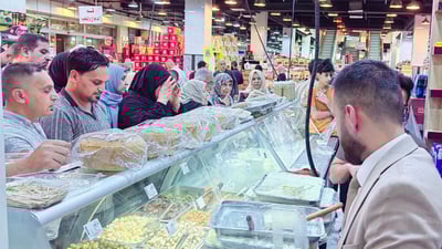 صور من الموصل: مركز تجاري يبيع القيمر “تحت السوگ”.. 150 كيلو نفدت خلال دقائق