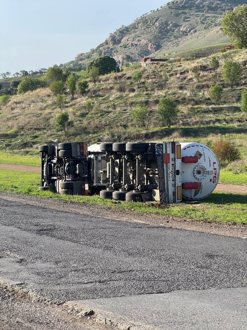 تانگەرێکى گواستنەوەى غازى شل وەرگەڕا