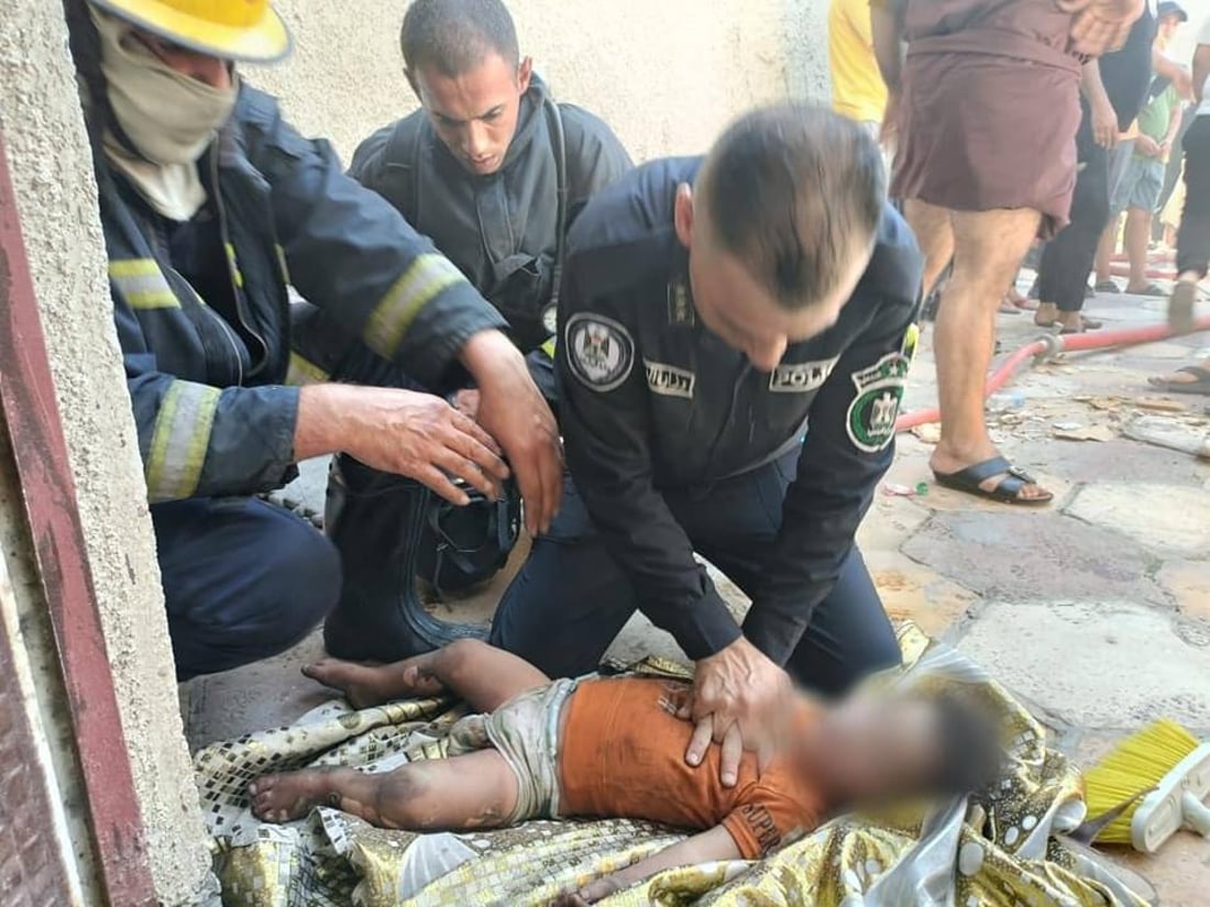 صور: طفل يفارق الحياة بين يدي الدفاع المدني بعد اندلاع حريق في منزل العائلة