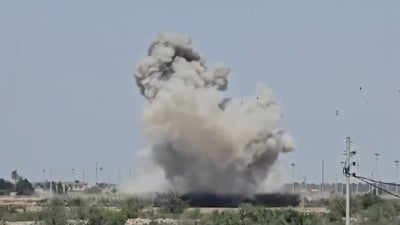 العراقيون يوثقون “القصف الأعنف” على مدينة عبادان الإيرانية (فيديو)