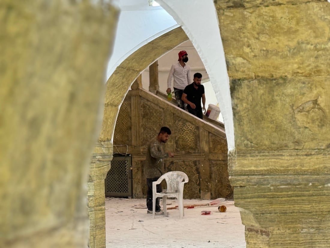 صور: مسجد كويسنجق يكتسي باللون الأبيض.. متبرعون تكفلوا بطلاء المبنى التاريخي