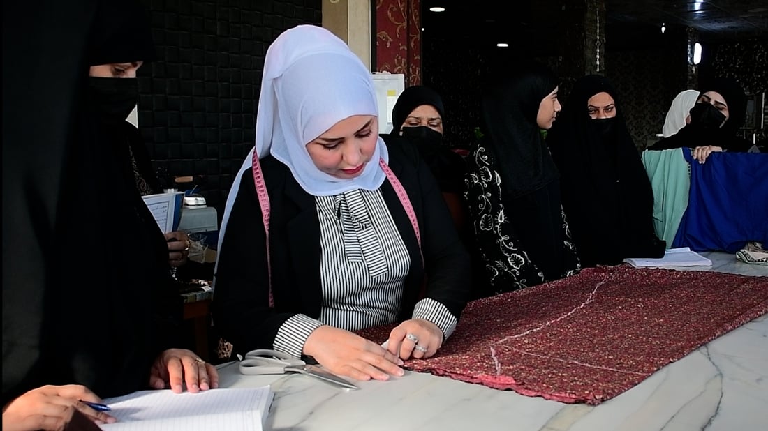 في الزعفرانية.. ست إسراء تدرب سيدات بغداد مجاناً على الخياطة لمدة شهر