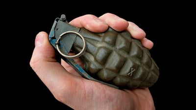 شاهد.. “الشايب” بقبضة الأمن بعد ظهوره في فيديو يهدد برمانة يدوية