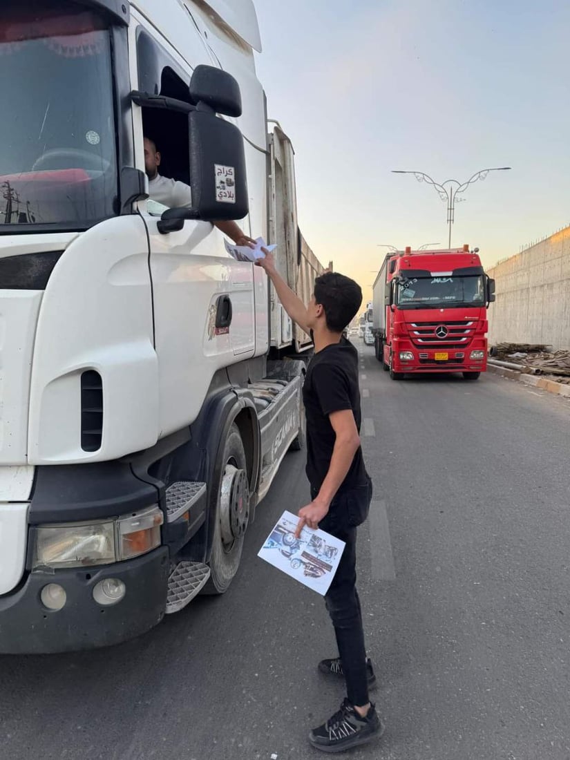 گەنجی خورماتوو خۆبەخشانە رێنمایی بەسەر شۆفێرانی رێگای کەرکوک – بەغدا دابەشدەکه‌ن