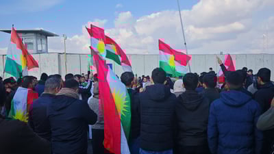 لەبەردەم یوئێنەوە پڕ بە گەروو هاوار دەکەن