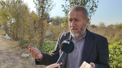 بە ئازادکردنی باڵندەیەک وانەیەکی ئەخلاقی بە قوتابییەکانی وتەوە