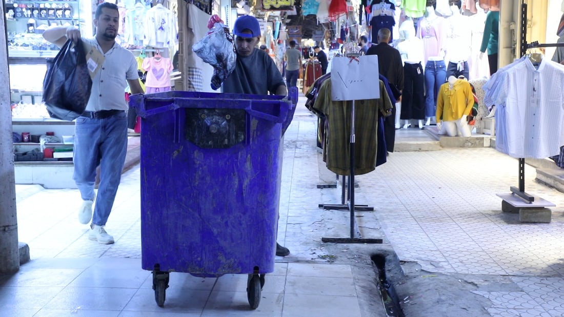 يتواصل بالإشارة ويعادل 5 عمال.. حيدر ينظف سوق الديوانية 4 سنوات بلا راتب (صور)