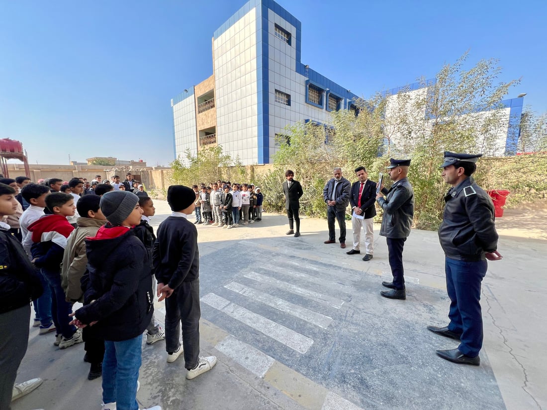 صور: ضباط مرور في مدارس الزبير وسفوان لتدريب المعلمين على السلامة المرورية