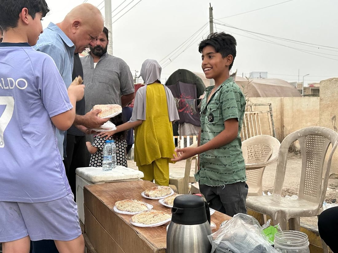 رضاوي الصغير لا يكاد يصدق.. فزعة شباب الناصرية رسمت الابتسامة على وجهه (فيديو)