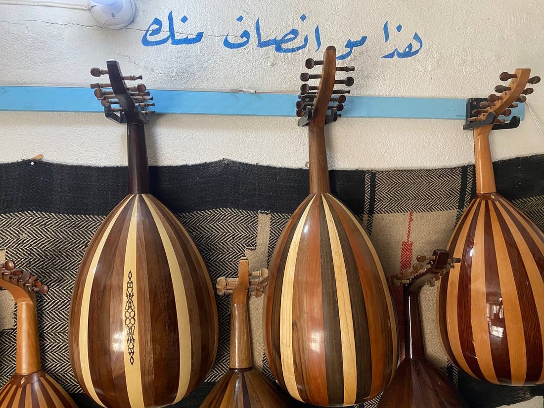 صور من دار “صالح الكويتي” للموسيقى.. ورشة بغدادية لصناعة وبيع العود